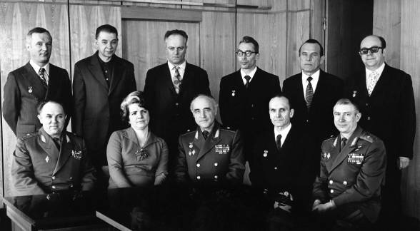 «Группа Тихонравова» 1952 г. и руководство ЦНИИ 1976 г.
Сидят (слева направо): генерал-майор И.А. Панкратов, Л.Н. Солдатова, генерал-майор Г.П. Мельников, И.М. Яцунский, генерал-майор И.В. Мещеряков; стоят: И. К. Бажинов, О.В. Гурко, Я.И. Колтунов, Г.Ю. Максимов,
Г.М. Москаленко, А.В. Брыков