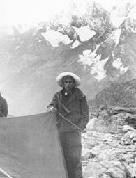Ян Колтунов перед восхождением на пик Николаева. Альплагерь в Цее