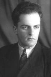 Ян Иванович Колтунов, июль 1946 г. в Ленинграде. Студент 5-го курса Реактивного отделения моторостроительного факультета МАИ-начальник конструкторской Бригады и Лётно-исследовательской группы председатель Стратосферного (подготовки технического осуществления ракетных космических полётов) Отделения (С.О.) АНТОС МАИ