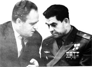 Ян Иванович Колтунов на встрече в головном НИИ Министерства в 1969 г. рассказывает лётчику - космонавту Георгию Тимофеевичу Береговому (летал в космос 26 - 30.10.1968 г. на «Союзе - 3») о своих новых изобретениях и теоретических разработках, связанных с обоснованием и созданием нового класса ракетно-космических аппаратов, движущихся по квазикеплеровым орбитам с гипер- или гипокосмическими скоростями, т.е. большими или меньшими первой космической скорости, с использованием новых способов выведения и обеспечения движения таких аппаратов по необходимым орбитам (авторское свидетельство №60524 от 27.03.1969 г.) Георгий Тимофеевич рассказывал об это изобретении друзьям - космонавтам